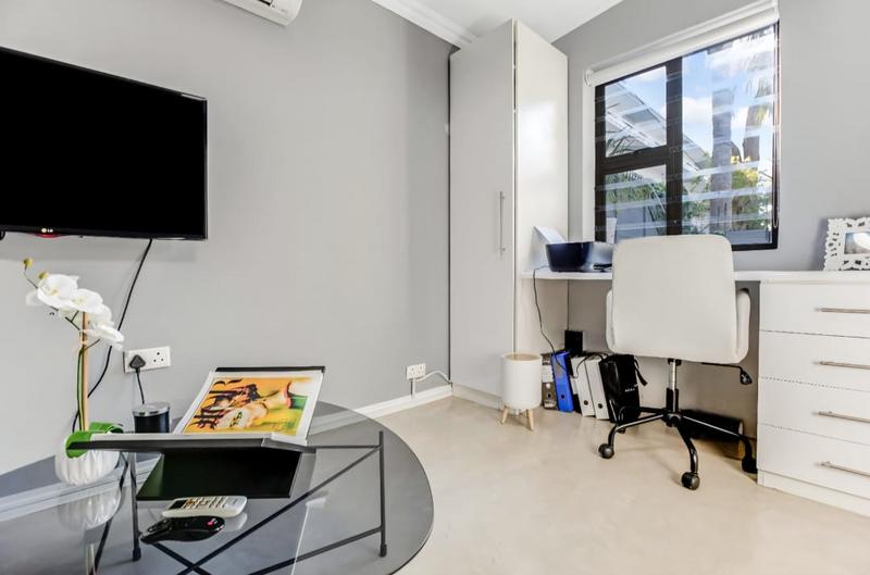 To Let 2 Bedroom Property for Rent in Green Point Western Cape